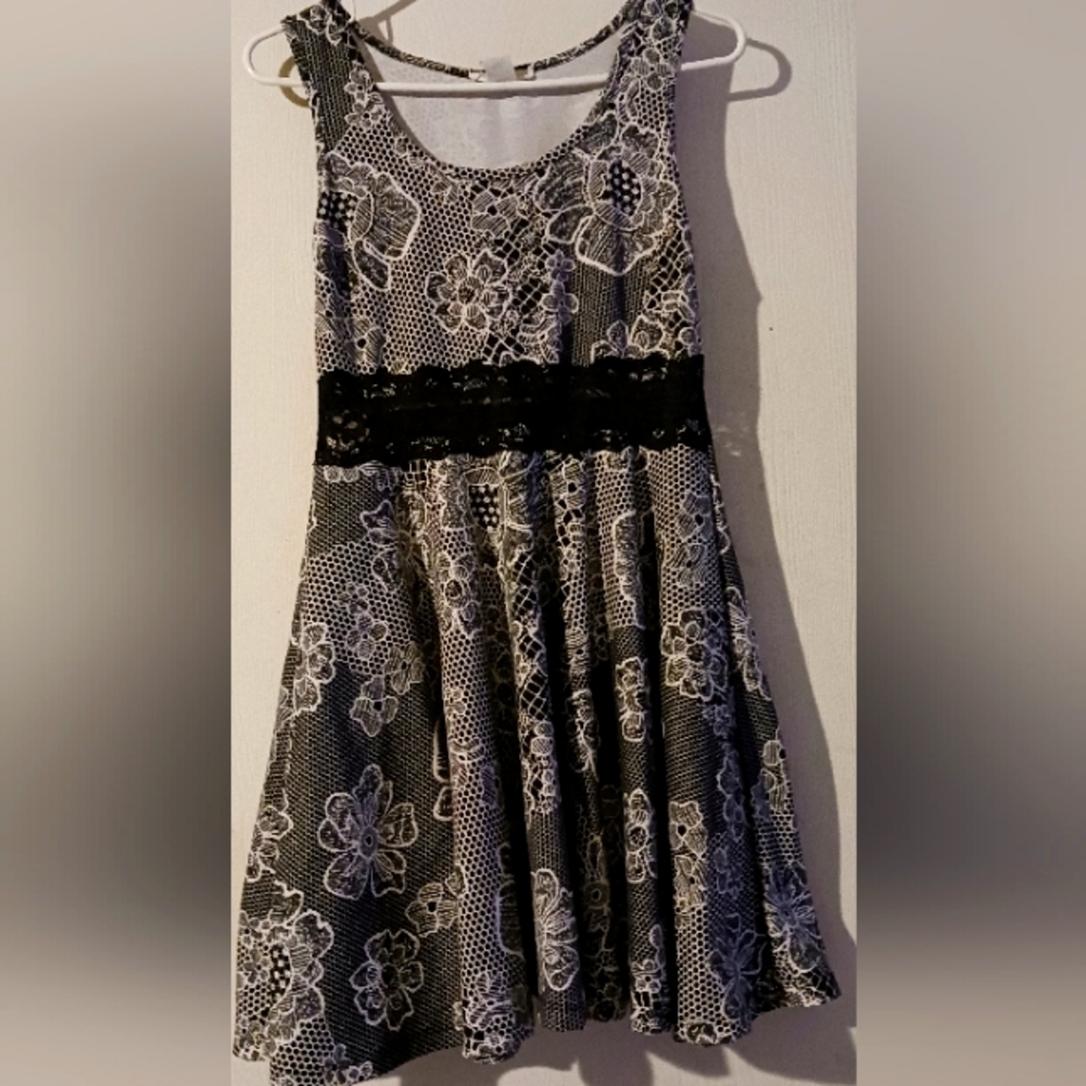 Wild Daisy‎ sz. Large Sleeveless Dress Lace Look w Full Skirt